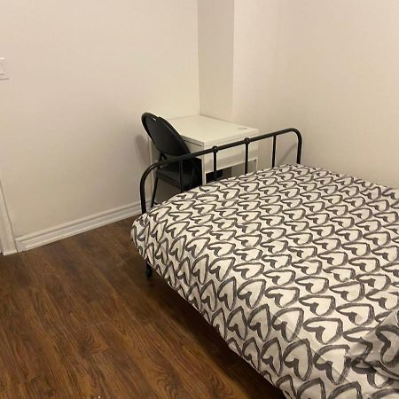 Budget Quad Room With En Suite Bathroom 36B 토론토 외부 사진