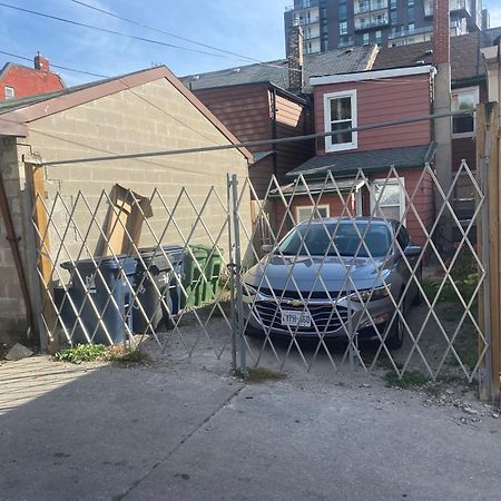 Budget Quad Room With En Suite Bathroom 36B 토론토 외부 사진