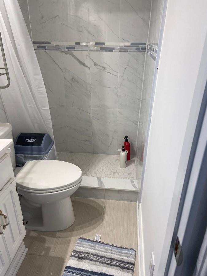 Budget Quad Room With En Suite Bathroom 36B 토론토 외부 사진