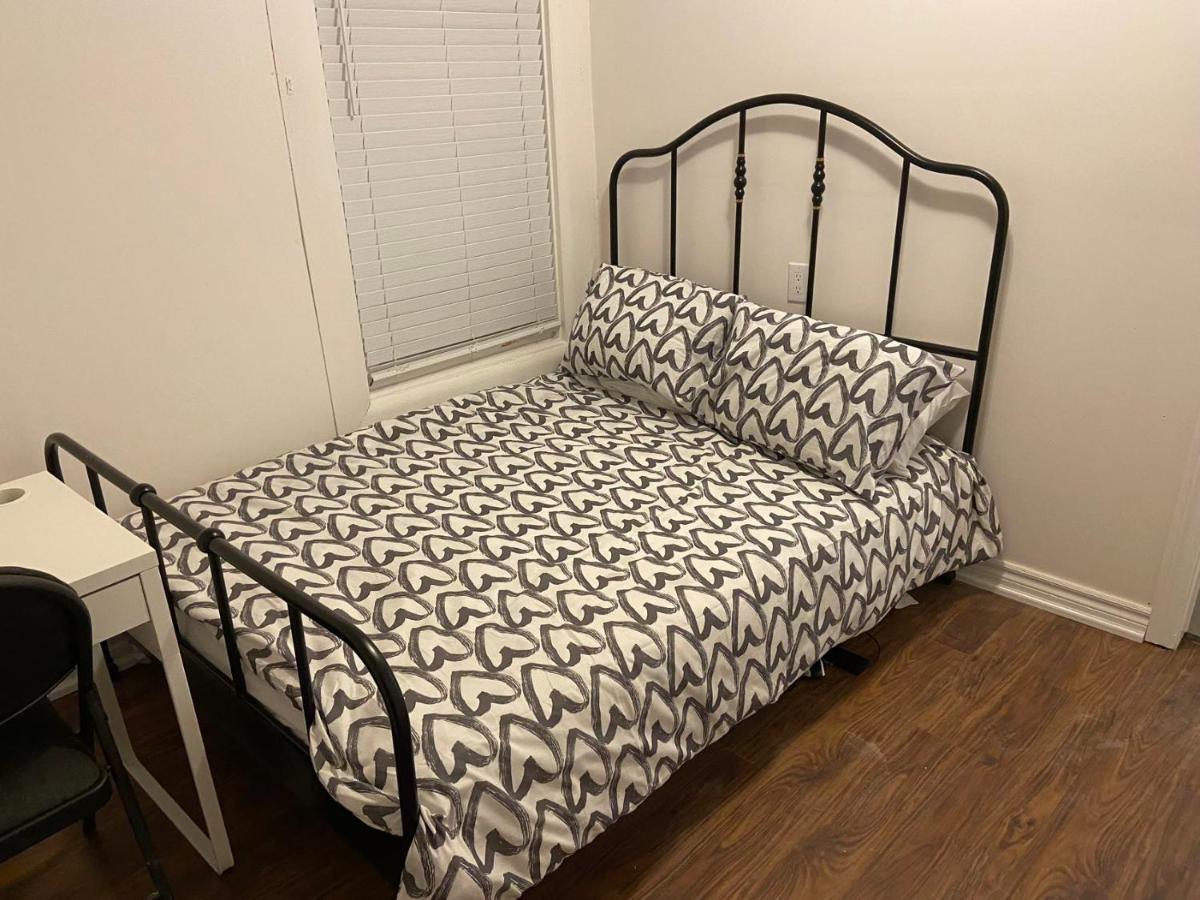 Budget Quad Room With En Suite Bathroom 36B 토론토 외부 사진