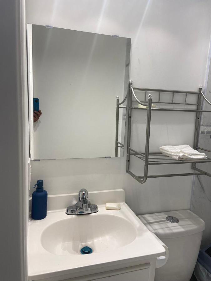 Budget Quad Room With En Suite Bathroom 36B 토론토 외부 사진